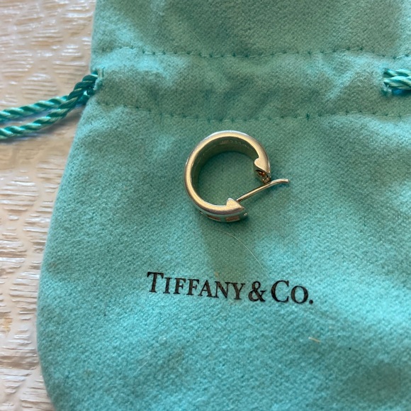 🛑SOLD🛑Vintage 1995 Tiffany & Co Atlas 925 Single Huggie Hoop Earring - Picture 3 of 6